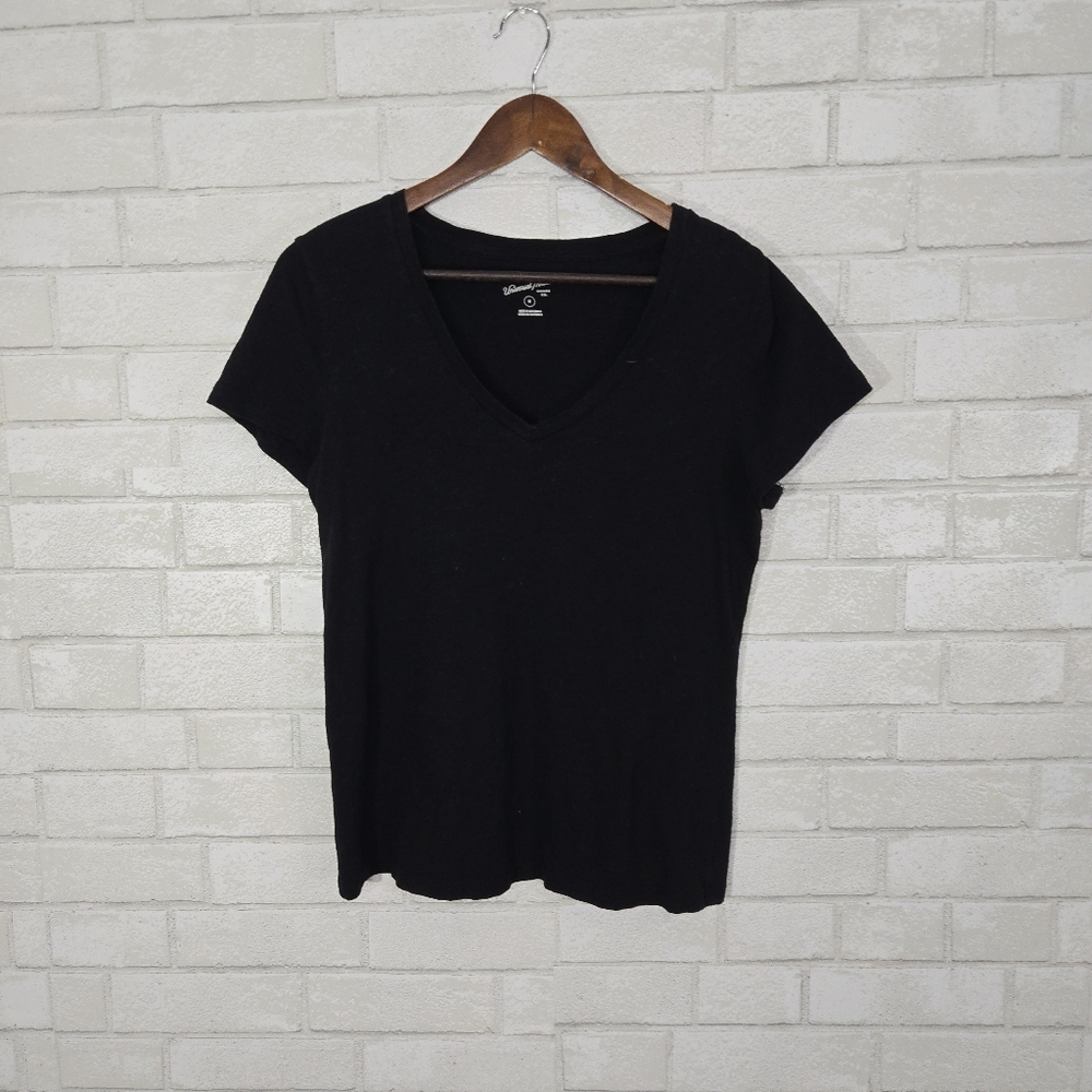 Universal Thread black short sleeve tee